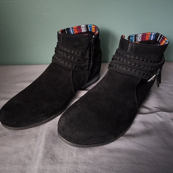 Minnetonka Women's Black Dixon Suede Ankle Booties, Size 6 - Picture 2 of 12